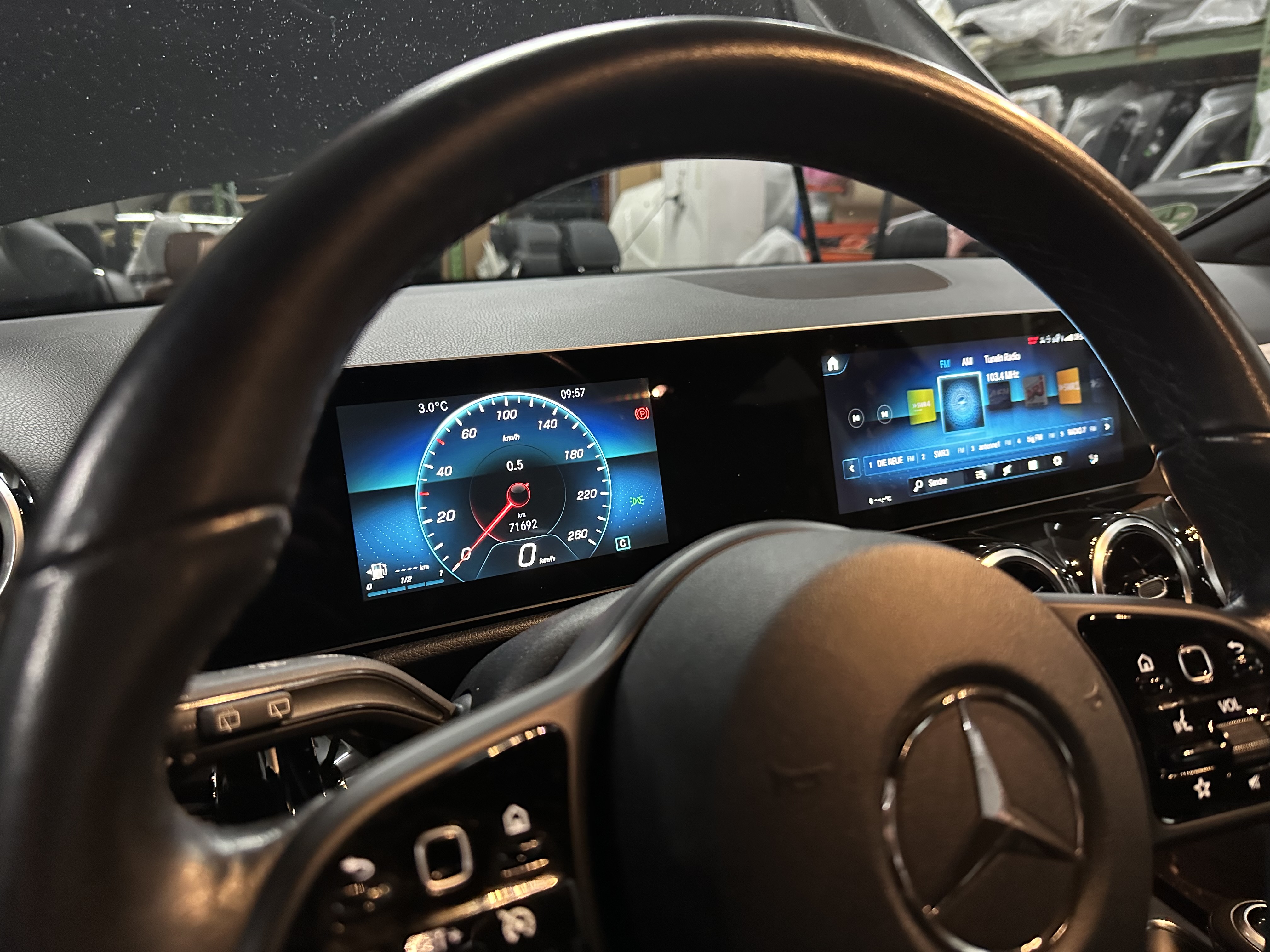 Mercedes GLB H247 Widescreen klein Einbau Nachrüstung in Sindelfingen