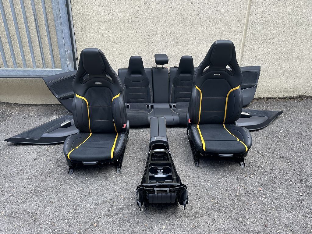 Mercedes CLA 118 Performance Sitze Innenausstattung gelb